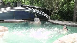 Zwei heisse Junge Lesben spiele mit sich am Pool und besorgen es sich
