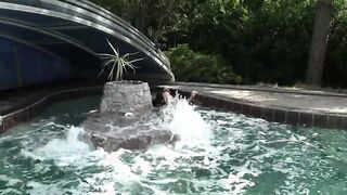 Zwei heisse Junge Lesben spiele mit sich am Pool und besorgen es sich