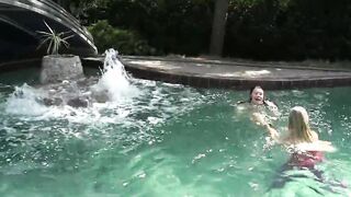 Zwei heisse Junge Lesben spiele mit sich am Pool und besorgen es sich