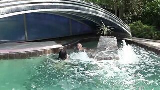 Zwei heisse Junge Lesben spiele mit sich am Pool und besorgen es sich