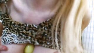Misa und Daria ficken trotz feuchter Vagina Anal dank umschnalldildo