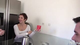 Marina older Bombshell et divorcée veut se faire baiser par un jeune