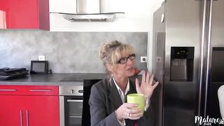 Marina older Bombshell et divorcée veut se faire baiser par un jeune