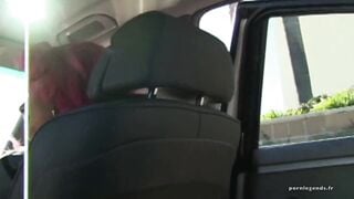 Gianna Michaels laisse Pinkie lui bouffer la chatte alors qu'elle prend une grosse bite par derrière