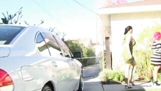 Gianna Michaels laisse Pinkie lui bouffer la chatte alors qu'elle prend une grosse bite par derrière