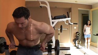 Junge Dark Haired 23 Jahre haelt mich vom Sport ab und bekommt es dafuer tief into den
