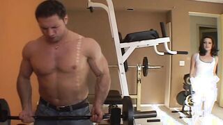 Junge Dark Haired 23 Jahre haelt mich vom Sport ab und bekommt es dafuer tief into den