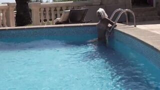 Notgeile Blonde Freundin besorgt es mir Outside am Pool