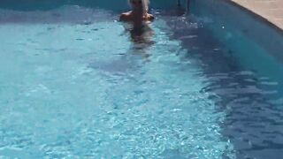 Notgeile Blonde Freundin besorgt es mir Outside am Pool
