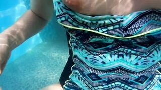 RISKY SEX into outdoor pool