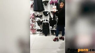 Shopping mall fellatio before her BUTTHOLE-DRILLING! Maria wants to be a queen of kink