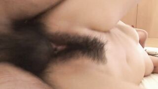 Asiatin 24 Jahre bekommt Orgasmus durch drei Vibratoren und wird gefickt