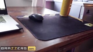 Brazzers – Mia Bandini is Having Fun with herself while Watching Porn on her Phone