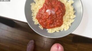 JE MANGE LES PATES AU SPERME DE MON HOMME ET J'ADORE CA !