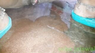 desi village aunty changing mc pad