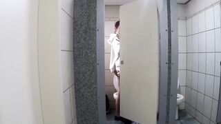 Aproveitei a quarentena que esta tudo deserto e fiz sexo dentro de um banheiro publico