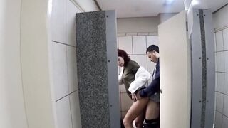 Aproveitei a quarentena que esta tudo deserto e fiz sexo dentro de um banheiro publico