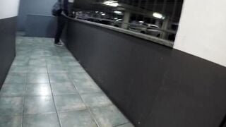 Aproveitei a quarentena que esta tudo deserto e fiz sexo dentro de um banheiro publico