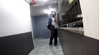 Aproveitei a quarentena que esta tudo deserto e fiz sexo dentro de um banheiro publico