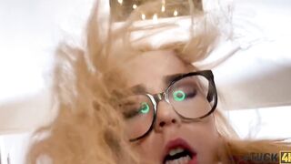 STUCK4K A stranger wasnt too helpful when the hottie get inside trouble