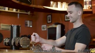 DADDY4K. Verfï¿½hrerischer Miss mit hypnotisierendem Kï¿½rper gerï¿½t inside die alten Hasen