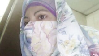 Real Arab عرب وقحة كس Milf Sins Inside Hijab By Squirting Her Muslim Twat On Cam ARABE RELIGIOUS SEX
