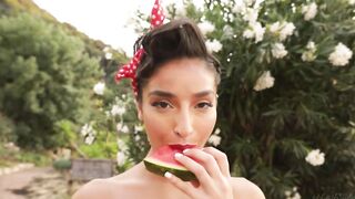 Emily Willis plays with her cunt while into the picnic venue
