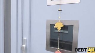 DEBT4k. Das junge arbeitslose Mï¿½dchen ist bereit, fï¿½r ihre neuen Kleider zu ficken