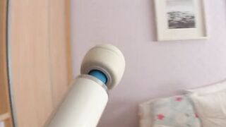 Hunk teases Bombshell's cunt with a vibrator then they nailed into bed
