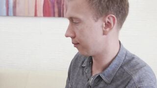 Junges Paar steht auf Frauentausch