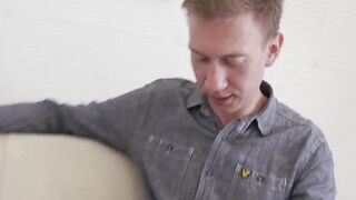 Junges Paar steht auf Frauentausch