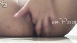 Close-up amateur vagina rubbing