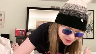 Lusty blonde cougar into blue gunglasses give husband sloppy head