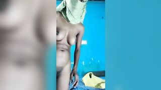 India bigg jugs shwing mobile camera