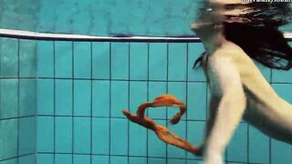 Bombshell orange tights of Markova underwater