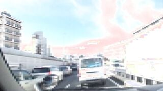 Asiatin ist so geil fickt schon im Auto los