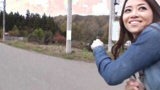 Asiatin ist so geil fickt schon im Auto los