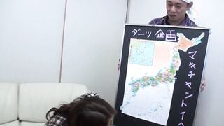 Asiatin ist so geil fickt schon im Auto los