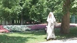 Turned On bimbos gets a huge white dick deep inside her mouth and blows it deep and