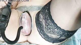 HUGE BOOTY mom LIKES TO SHOOT HOME VIDEOS INSIDE THE WC WITH VIBRATORS