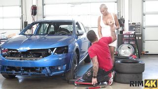 RIM4K. Well-rounded cutie tastes asshole of tired vehicle mechanic