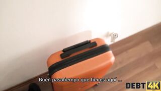 DEBT4k. El hombre confiscarï¿½ la costosa televisiï¿½n Desi no tienen sexo