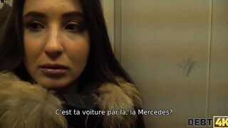DEBT4k. Une brune entiï¿½rement naturelle fait de son mieux pour obtenir de l'argent pour une voiture
