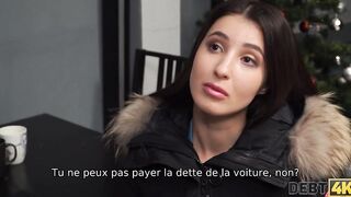 DEBT4k. Une brune entiï¿½rement naturelle fait de son mieux pour obtenir de l'argent pour une voiture