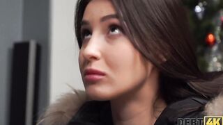 DEBT4k. Une brune entiï¿½rement naturelle fait de son mieux pour obtenir de l'argent pour une voiture