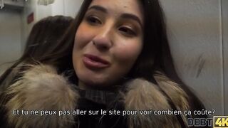 DEBT4k. Une brune entiï¿½rement naturelle fait de son mieux pour obtenir de l'argent pour une voiture