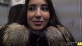 DEBT4k. Une brune entiï¿½rement naturelle fait de son mieux pour obtenir de l'argent pour une voiture