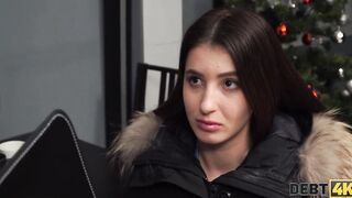 DEBT4k. Une brune entiï¿½rement naturelle fait de son mieux pour obtenir de l'argent pour une voiture