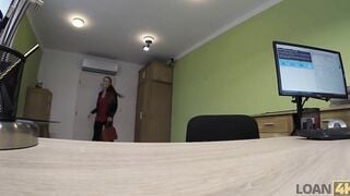 LOAN4K Incroyable rousse suce et chevauche la bite pour gagner de l'argent