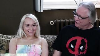 Geile blonde 19 jährige Teenyschlampe bläst gierig Opas harten Schwanz!  Marilyn Sugar into "Sweet Lips On Older Cocks" Episode one